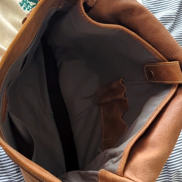 Roots Genuine Leather Messenger Bag - Picture 12 of 13